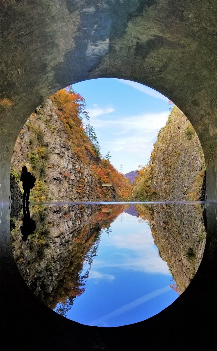 清津峡（秋）クレジット表記：マ・ヤンソン  MADアーキテクツ「Tunnel of Light」（大地の芸術祭作品）.jpg