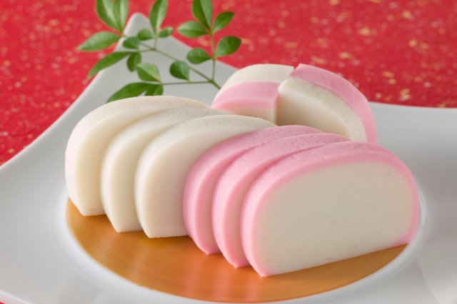 おせちにかまぼこを入れる意味とは？紅白かまぼこに込められた願いや飾り切りの種類を紹介｜おせち｜虎ノ門コラム