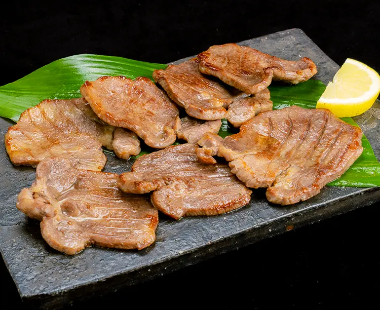 三陸発！肉と魚のプレミアムセット（厚切り牛タン・天然本マグロ・銀鮭【刺身用】）